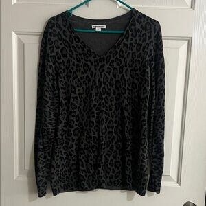 Amazon Essentials Women's V-Neck Sweater - Dark Gray Animal Print